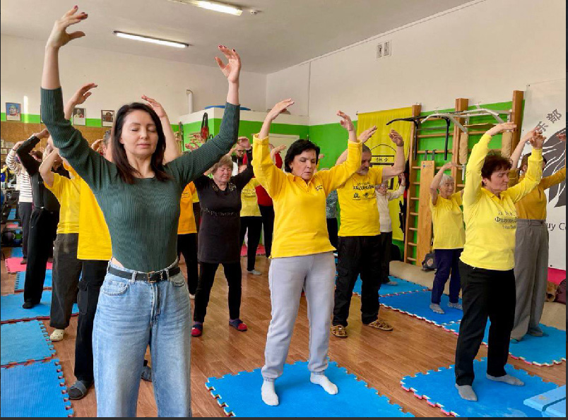 图1:二零一四年一月初始,俄罗斯的法轮功学员们都会聚在一起集体学法炼功,分享心得体会