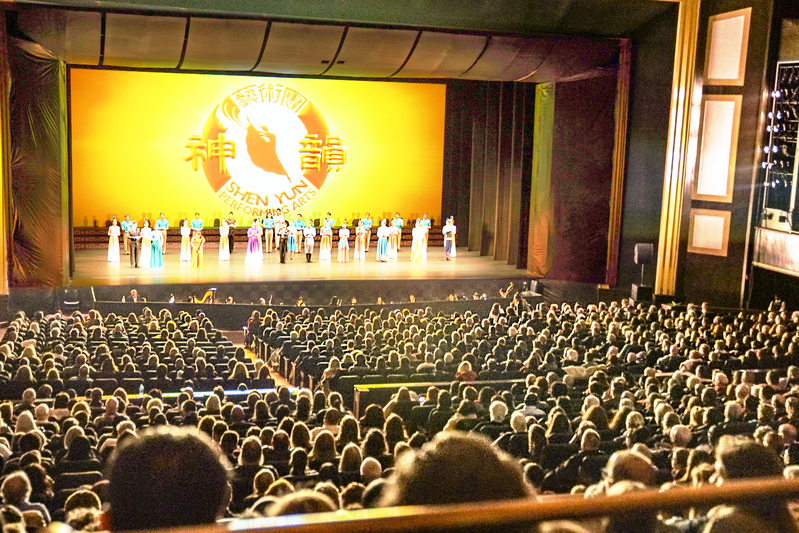 图3:二零二四年一月二十日和二十一日,神韵新世界艺术团在北卡罗莱纳州罗利的马丁·玛丽埃塔表演艺术中心(Memorial Auditorium at Martin Marietta Center for the Performing Arts)上演三场演出,场场爆满。图为二十日,演出结束时,神韵艺术家们向观众谢幕。(大<span style='max-width:0px!important;margin-left:-4px;color:#eee!important;'>.</span>纪<span style='max-width:0px!important;margin-left:-4px;color:#eee!important;'>.</span>元<span style='max-width:0px!important;margin-left:-4px;color:#eee!important;'>;</span>)