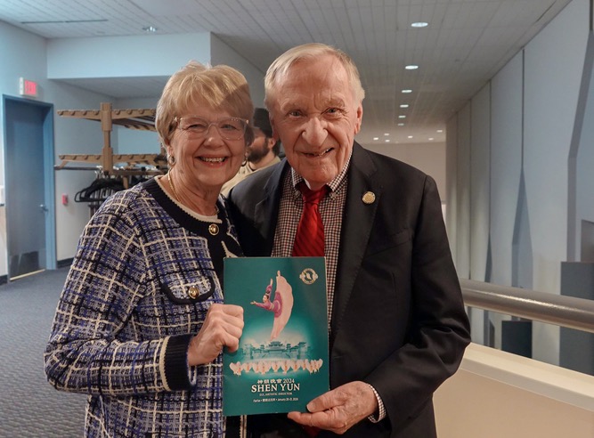 图8:弗吉尼亚州资深议员肯尼思·普拉姆(Kenneth R. Plum)观赏一月二十日晚的神韵演出。