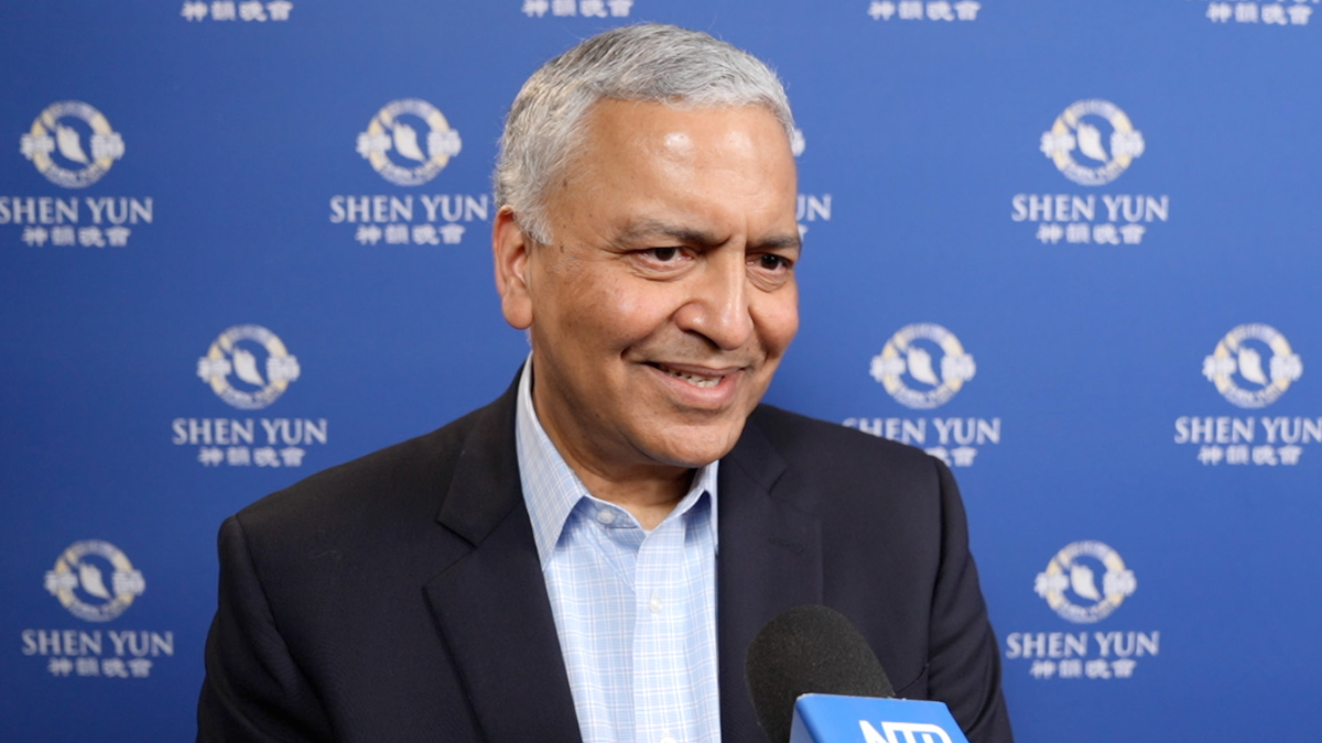 图9:第一次观赏神韵的乔治梅森大学商学院院长阿贾伊·文泽(Ajay Vinze)说演出是“一场视听盛宴”。(新<span style='max-width:0px!important;margin-left:-4px;color:#eee!important;'>!</span>唐<span style='max-width:0px!important;margin-left:-4px;color:#eee!important;'>!</span>人<span style='max-width:0px!important;margin-left:-4px;color:#eee!important;'>:</span>电视台)