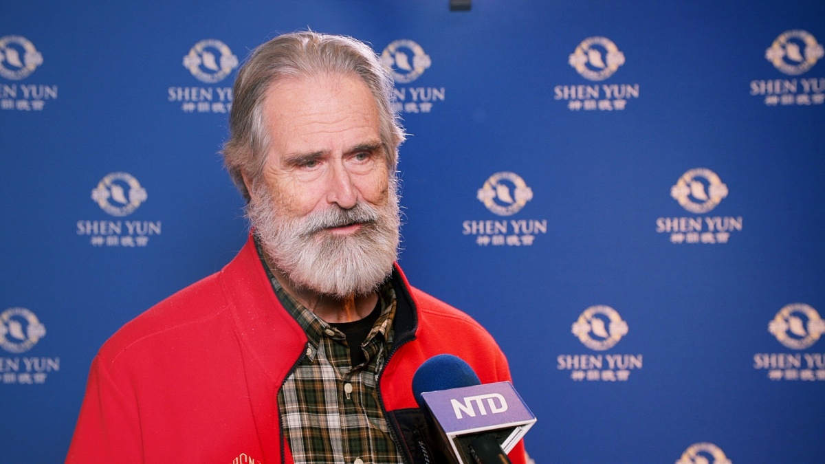 图19:二零二四年一月十九日晚,知名纪录片制片人弗莱彻·穆雷(Fletcher Murray)观看了神韵世界艺术团在美国加州圣地亚哥市政剧院的首场演出。他说:“神韵令我大感惊奇。”(新<span style='max-width:0px!important;margin-left:-4px;color:#eee!important;'>!</span>唐<span style='max-width:0px!important;margin-left:-4px;color:#eee!important;'>!</span>人<span style='max-width:0px!important;margin-left:-4px;color:#eee!important;'>:</span>电视台)