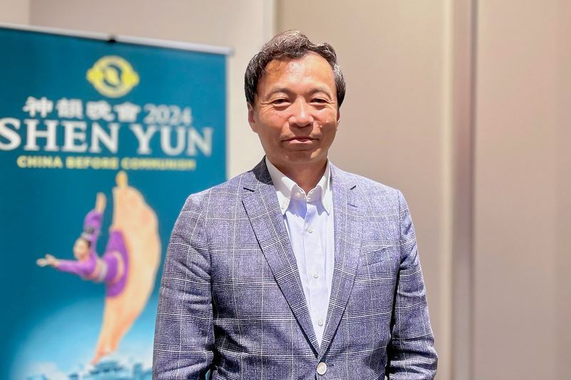 '图7:二零二三年十二月二十七日晚,时事评论人士及川幸久(Oikawa Yukihisa)在东京涩谷公会堂观看了神韵纽约艺术团的第一场演出。'