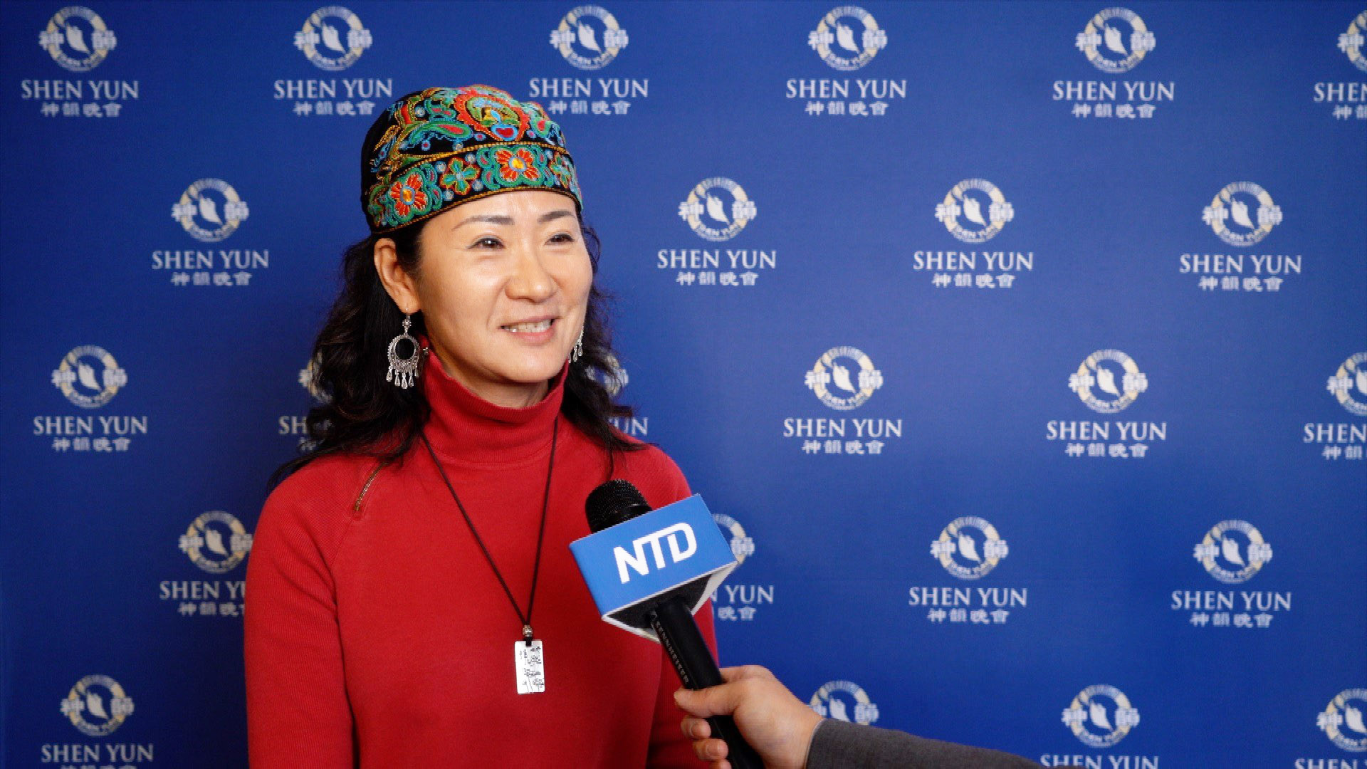 图2:二零二四年一月一日,从中国北京移民来美的杨女士在美国加州圣荷西第一次观看神韵演出,她很感动,说:“真的很震撼、很震撼!”(新<span style='max-width:0px!important;margin-left:-4px;color:#eee!important;'>!</span>唐<span style='max-width:0px!important;margin-left:-4px;color:#eee!important;'>!</span>人<span style='max-width:0px!important;margin-left:-4px;color:#eee!important;'>:</span>电视台)