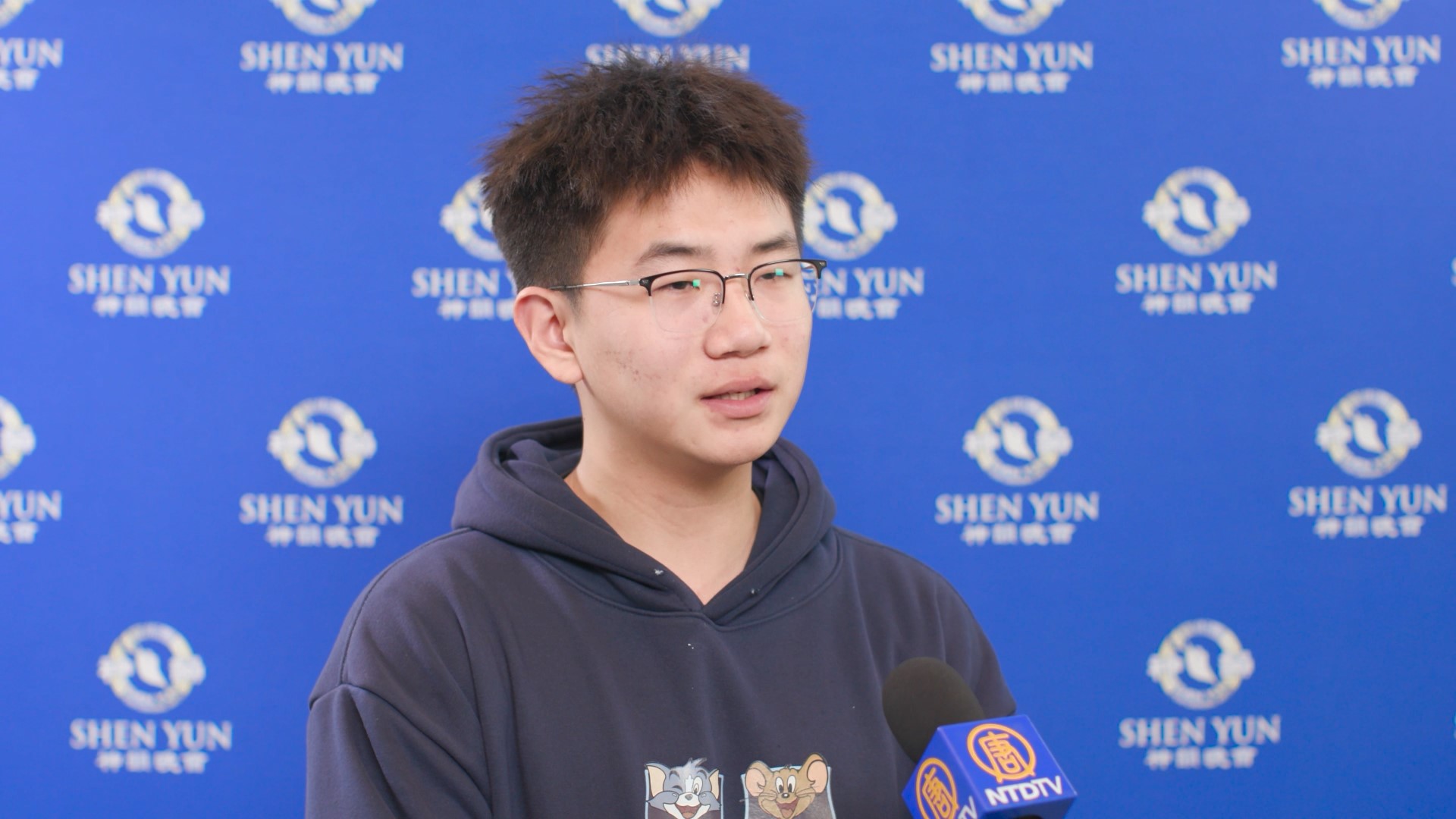 图3:二零二三年十二月二十八日下午,来自中国大陆的学生李同学在日本东京第一次观赏了神韵纽约艺术团的演出。(新<span style='max-width:0px!important;margin-left:-4px;color:#eee!important;'>!</span>唐<span style='max-width:0px!important;margin-left:-4px;color:#eee!important;'>!</span>人<span style='max-width:0px!important;margin-left:-4px;color:#eee!important;'>:</span>电视台)