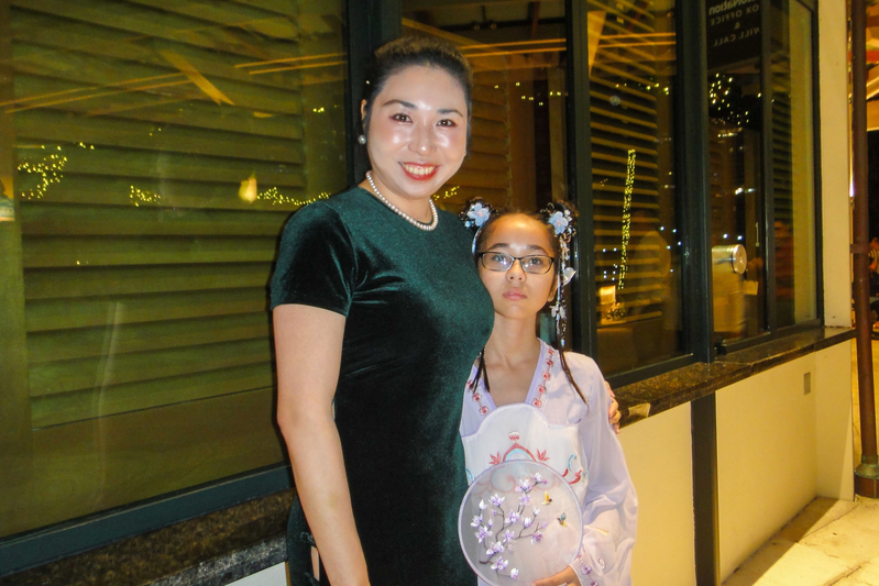 图6:二零二三年十二月二十七日晚,大陆移民孙女士带着女儿观看了神韵新世界艺术团在美国佛罗里达州劳德代尔堡的演出。(大<span style='max-width:0px!important;margin-left:-4px;color:#eee!important;'>.</span>纪<span style='max-width:0px!important;margin-left:-4px;color:#eee!important;'>.</span>元<span style='max-width:0px!important;margin-left:-4px;color:#eee!important;'>;</span>)