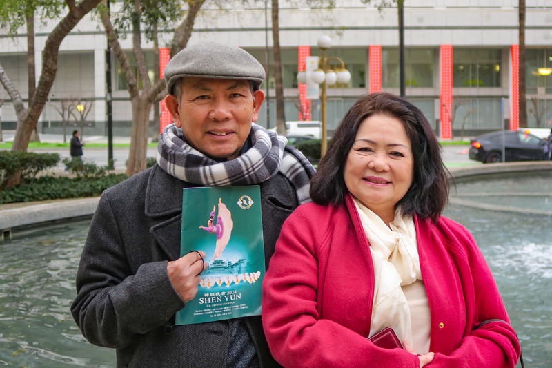 图8:二零二三年十二月三十一日下午,来自中国广东的李女士(Susan Lee)和先生观看了神韵世界艺术团在加州圣荷西表演艺术中心的第四场演出。(大<span style='max-width:0px!important;margin-left:-4px;color:#eee!important;'>.</span>纪<span style='max-width:0px!important;margin-left:-4px;color:#eee!important;'>.</span>元<span style='max-width:0px!important;margin-left:-4px;color:#eee!important;'>;</span>)