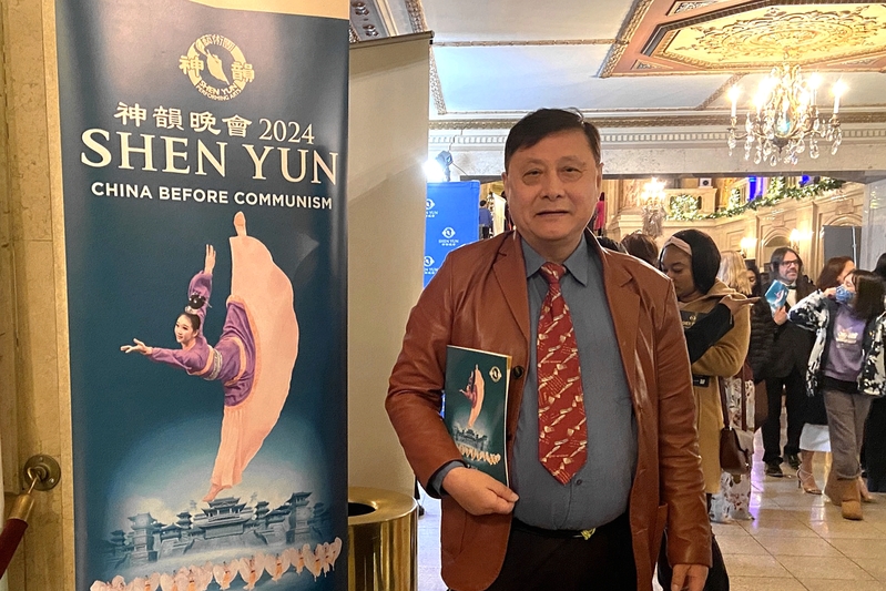 图9:二零二三年十二月三十一日,中国民主人权联盟副主席、美东主席白节敏先生特意驱车四个小时,从纽约赶往波士顿观看神韵演出,还买了最高价位的票。 他说盼望神韵进入中国大陆。