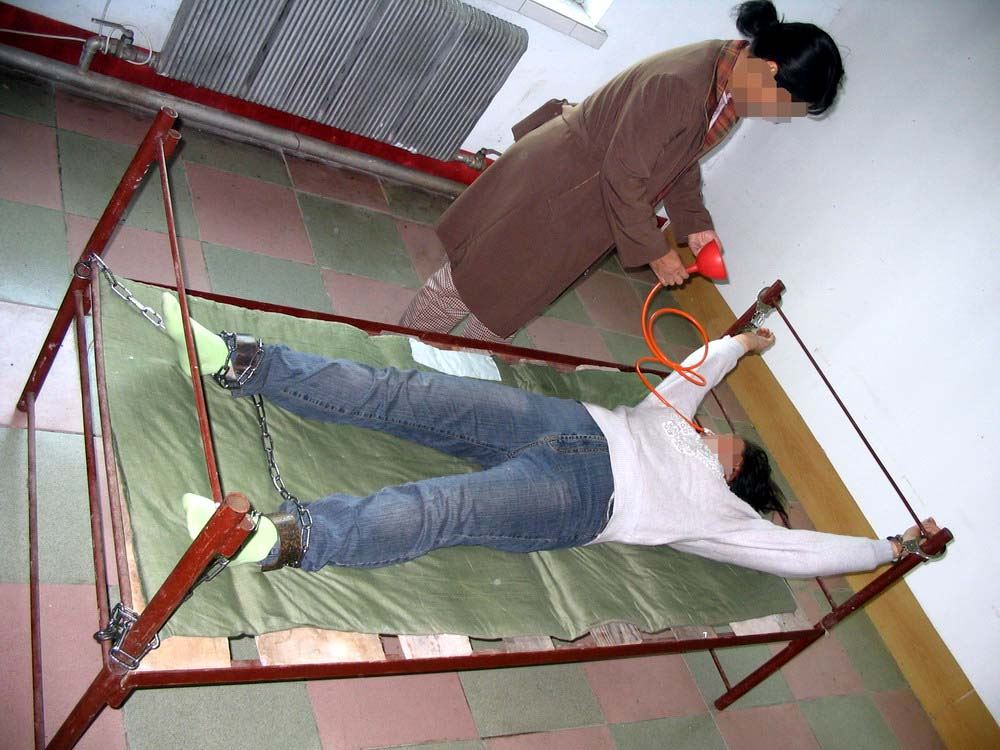 '酷刑演示:绑在床上灌食'