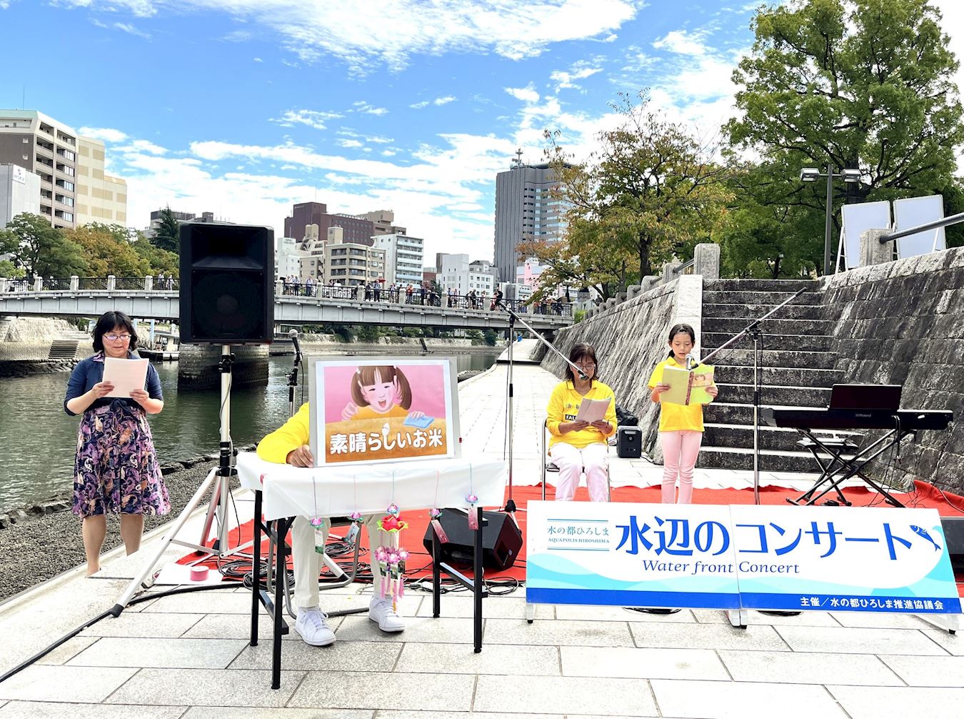 '图3:法轮功学员在朗读故事“了不起的米饭”。'