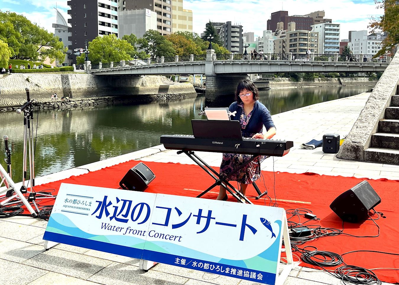 '图4:法轮功学员在演奏钢琴曲“得度”。'