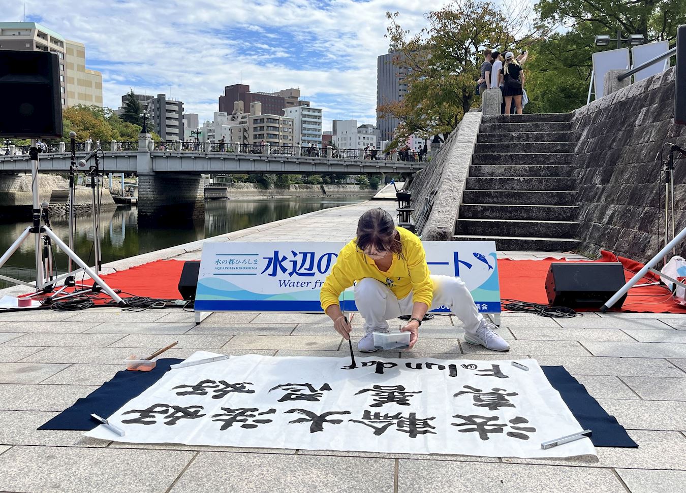 '图5:法轮功学员在现场展示书法作品“法轮大法好、真善忍好”。'