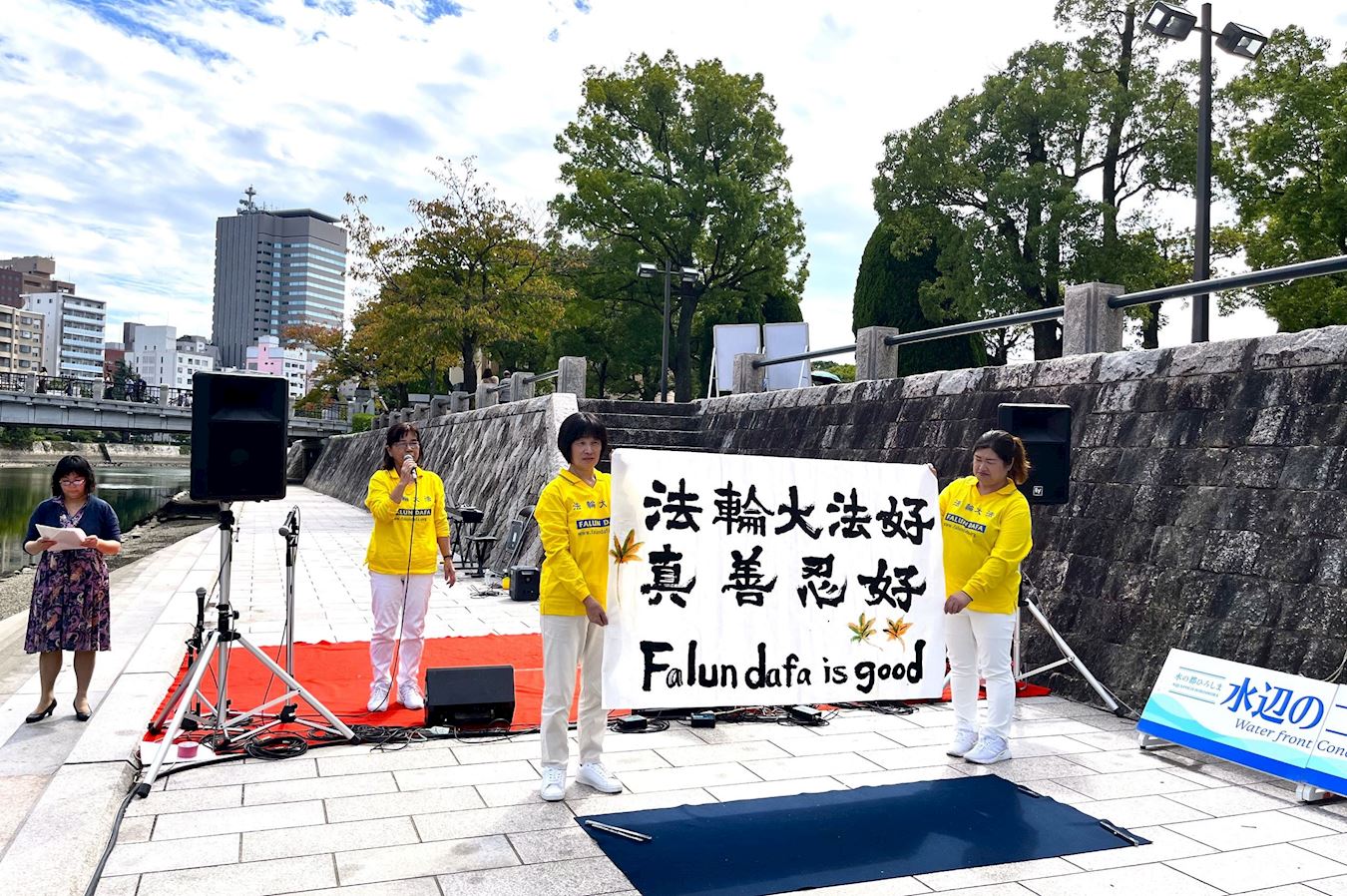 '图6:法轮功学员在介绍书法作品“法轮大法好、真善忍好”和自己学习法轮功后受益的亲身体会。'