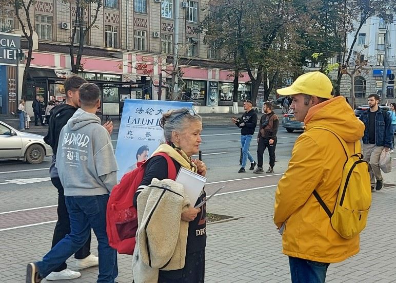 '图2~5:法轮功学员在二零二四年基希讷乌节期间举办信息日活动,传播法轮大法。'