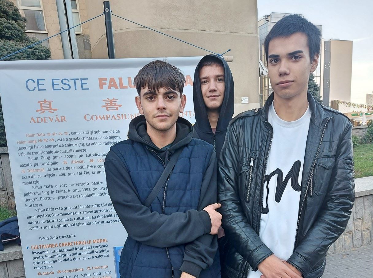 '图8:少年弗洛林(Florin)、弗龙兹·亚历山德鲁(Frunze Alexandru)和马克西姆(Maxim,右)都支持法轮大法。'
