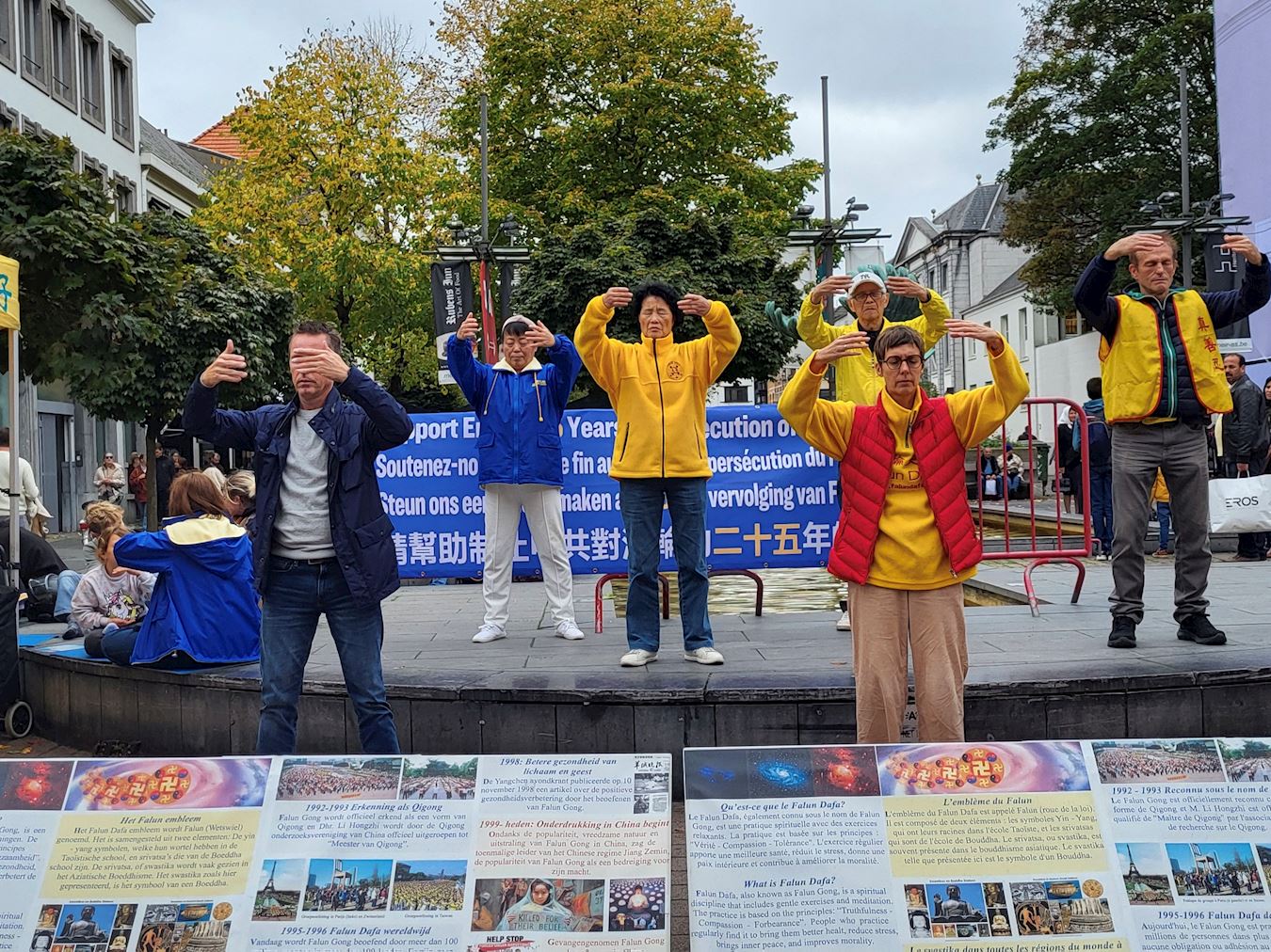 '图1:比利时法轮功学员安特卫普市传播法轮大法,反对中共长达二十五年的迫害,被法轮功法吸引围观的民众众多。'