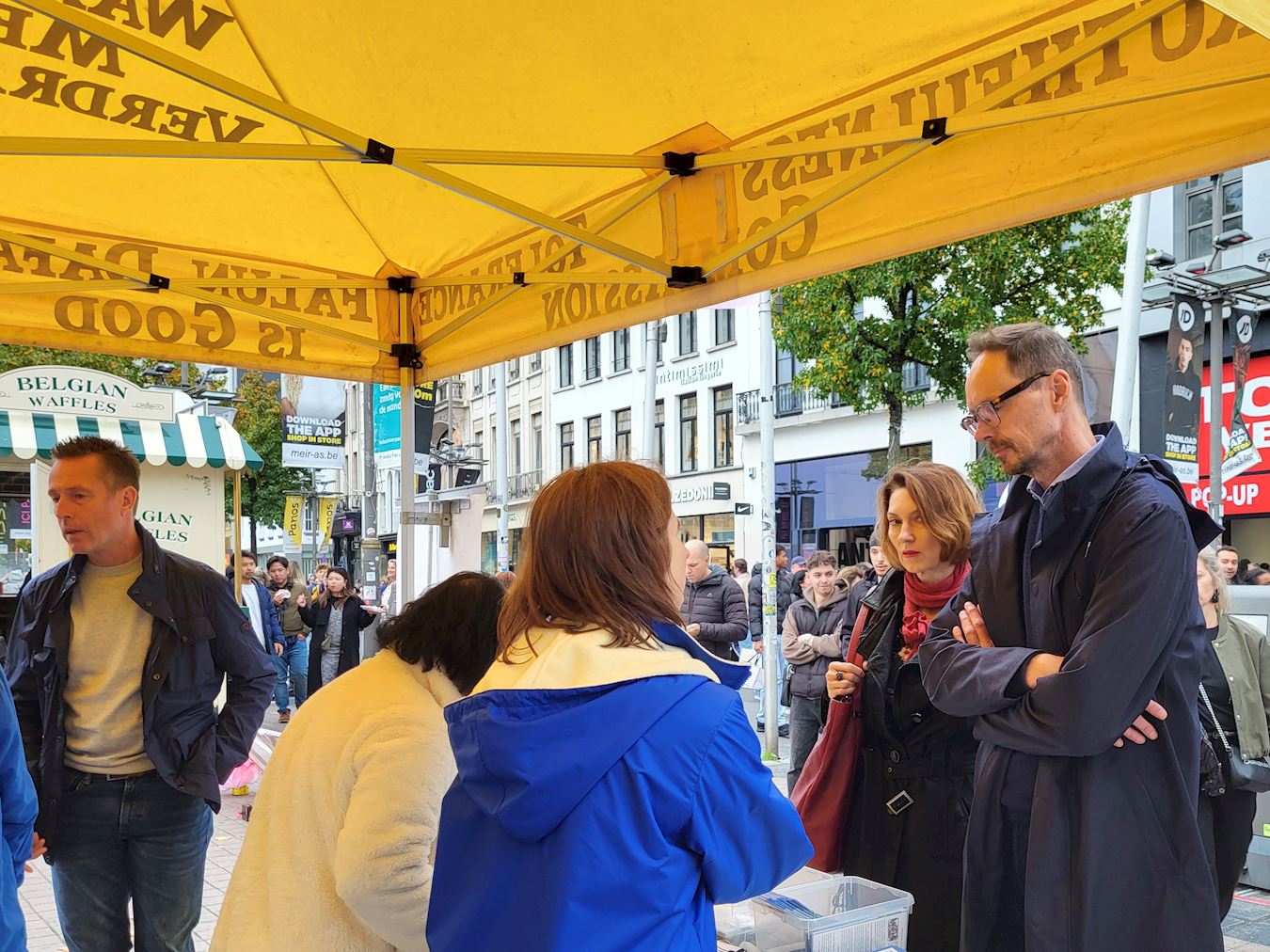 '图3~8:了解法轮功和迫害真相的民众'