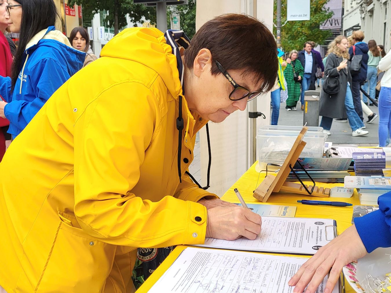 '图10~13:民众纷纷签名反迫害'