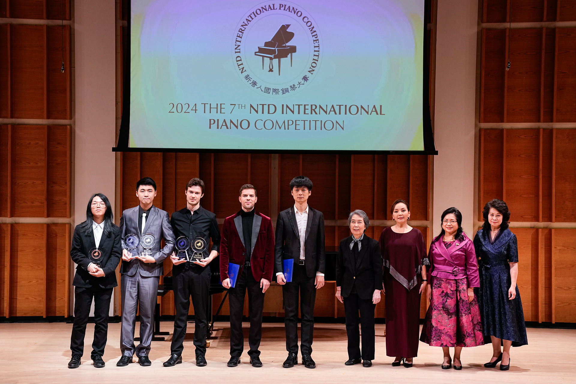 图1:二零二四年十月十九日下午,第七届新<span style='max-width:0px!important;margin-left:-4px;color:#eee!important;'>!</span>唐<span style='max-width:0px!important;margin-left:-4px;color:#eee!important;'>!</span>人<span style='max-width:0px!important;margin-left:-4px;color:#eee!important;'>:</span>国际钢琴大赛颁奖典礼在纽约曼哈顿的考夫曼中心莫肯音乐厅举行。图为颁奖嘉宾与获奖选手合影。
