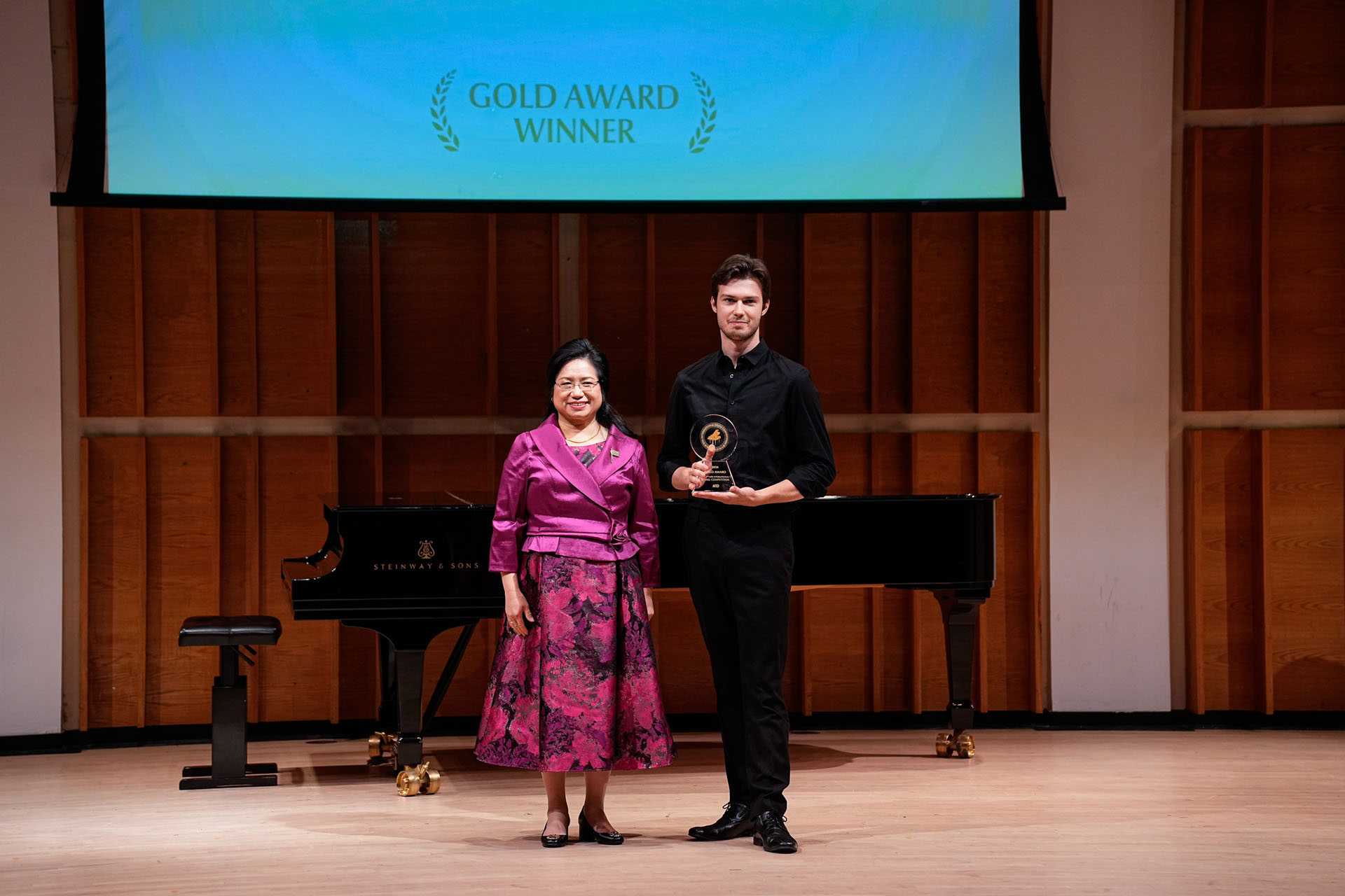 图2:德国选手罗伯特(Robert Neumann)(右)荣获金奖。