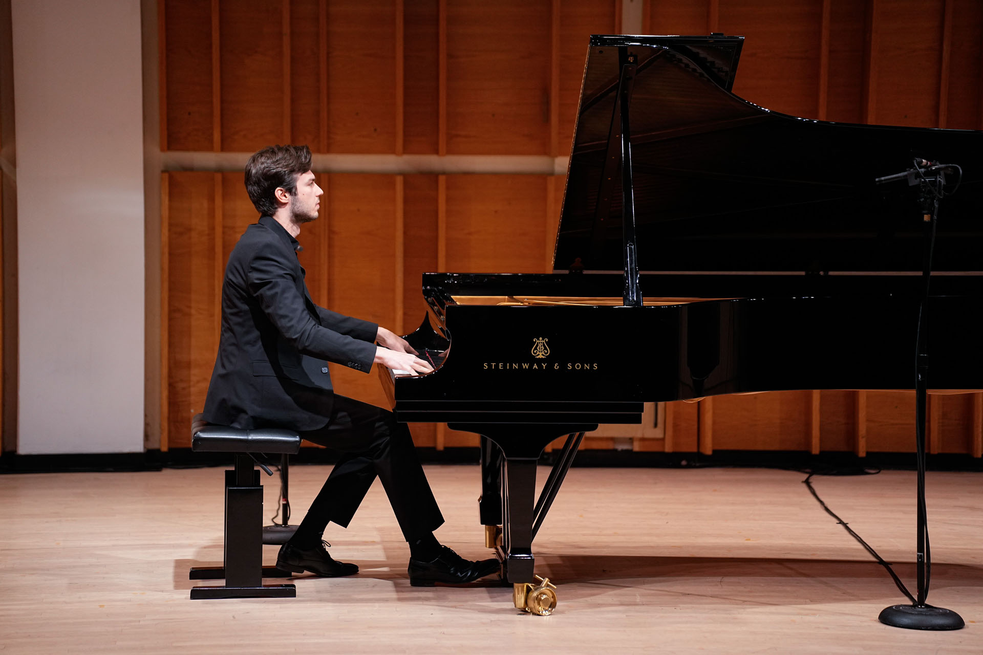 图3:十月十九日,第七届新<span style='max-width:0px!important;margin-left:-4px;color:#eee!important;'>!</span>唐<span style='max-width:0px!important;margin-left:-4px;color:#eee!important;'>!</span>人<span style='max-width:0px!important;margin-left:-4px;color:#eee!important;'>:</span>国际钢琴大赛在纽约曼哈顿考夫曼中心莫肯音乐厅圆满落幕。图为本届大赛金奖得主、德国选手罗伯特(Robert Neumann)在“获奖者音乐会”上演奏。