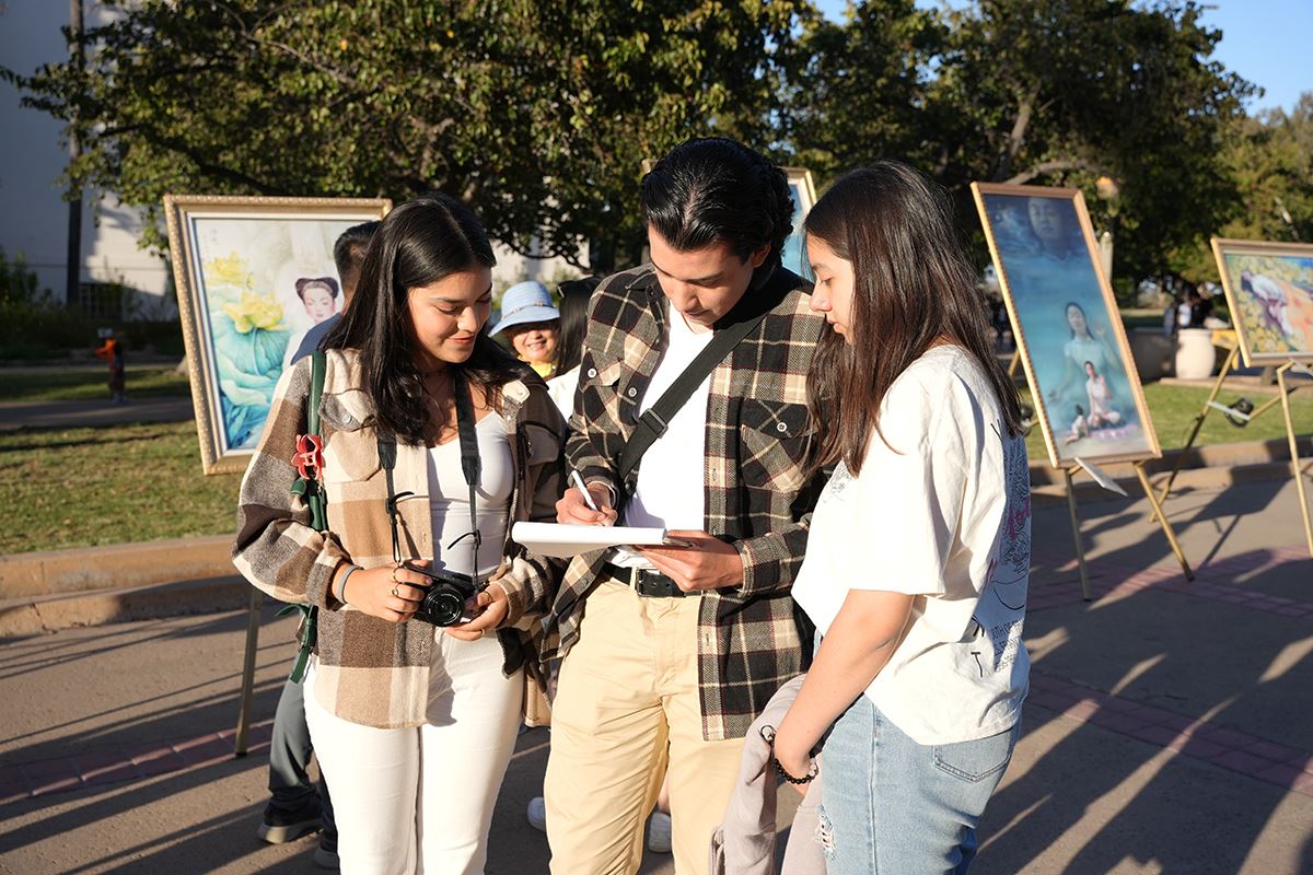 '图1~6:十月十九日,加州圣地亚哥法轮功学员在当地著名景点巴博亚公园(Balboa Park)为美国参议院的《法轮功保护法案》征签。'