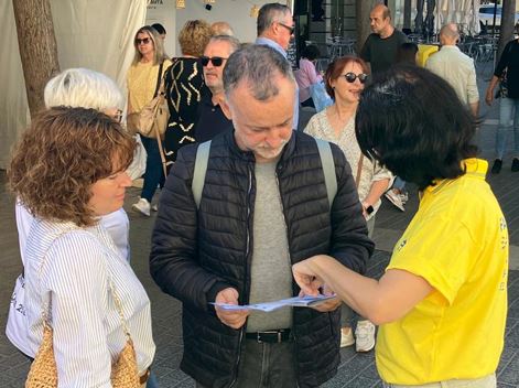 '图1~4:马略卡岛自然健康展会,参观者被法轮功功法所吸引'