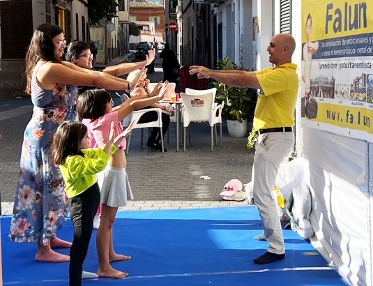 '图5~6:不断有参观者前来学炼法轮功'