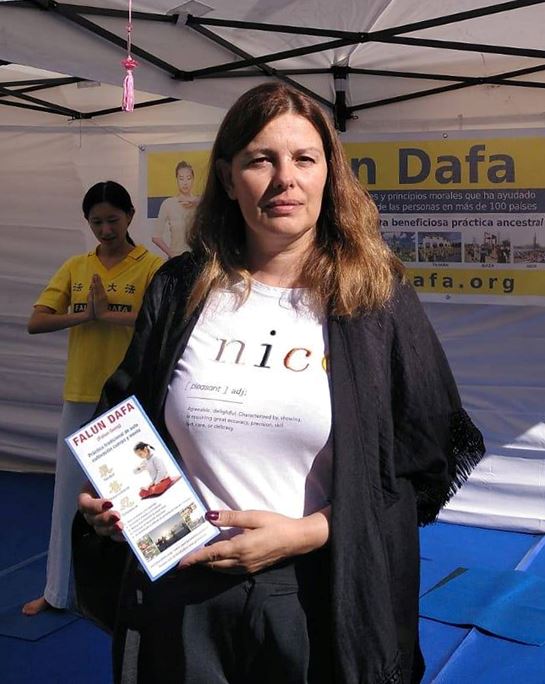 '图8:埃丝特(Esther)女士:希望能在忙碌生活和许多承诺中拥有法轮功的这种平静与安宁'