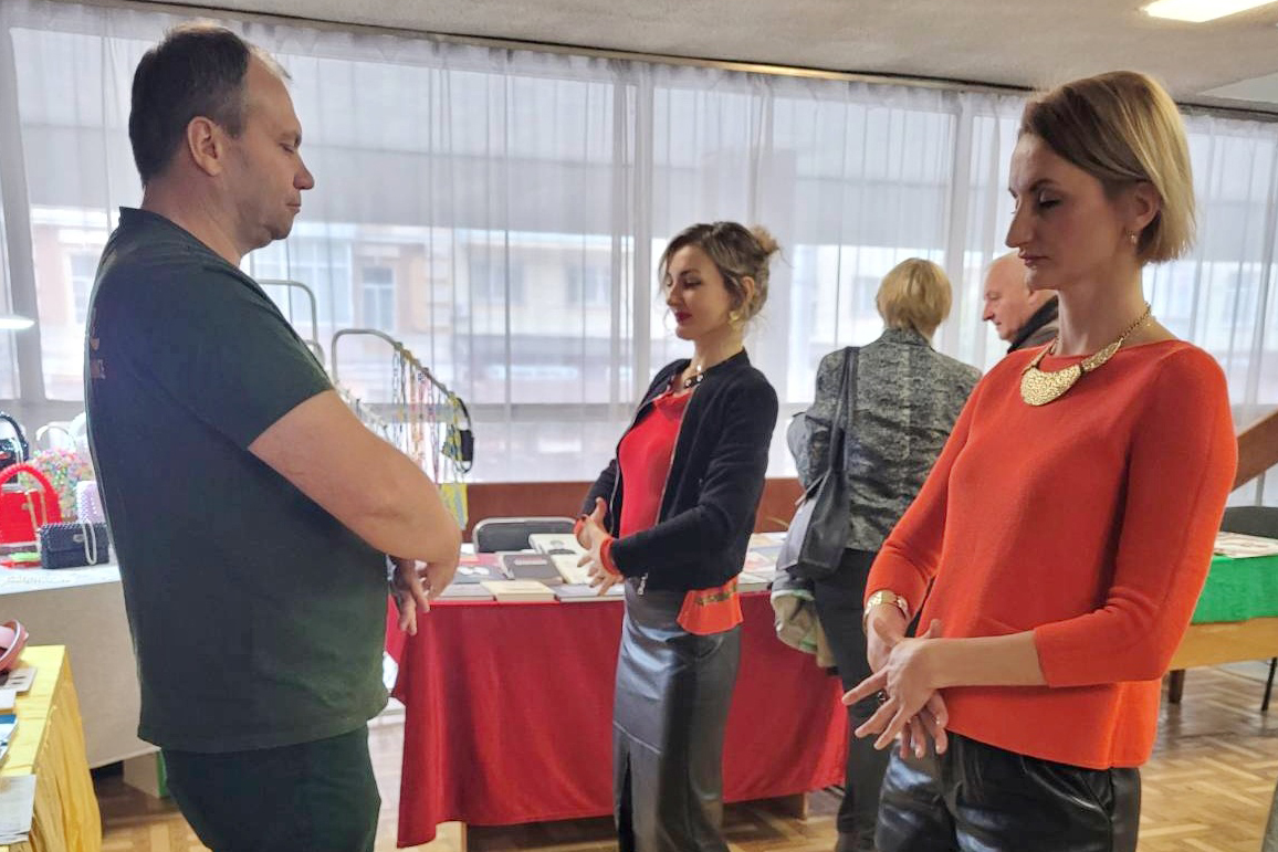 图5~6:观众学炼法轮功的动作。