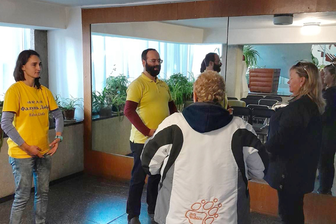 图8:学员在博览会的最后一天举办法轮功介绍会和学习功法。