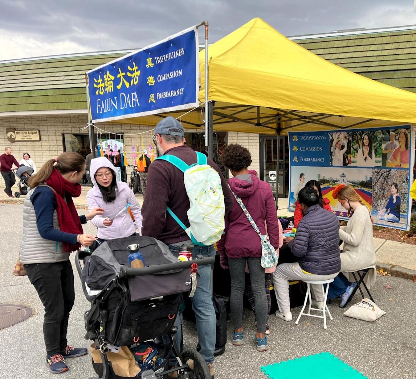 '图1~3:美国麻州和新罕布什尔州的部份法轮功学员参加了南瓜节活动并和当地民众讲真相'