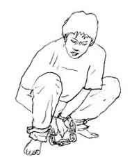 '酷刑演示:手脚连铐'