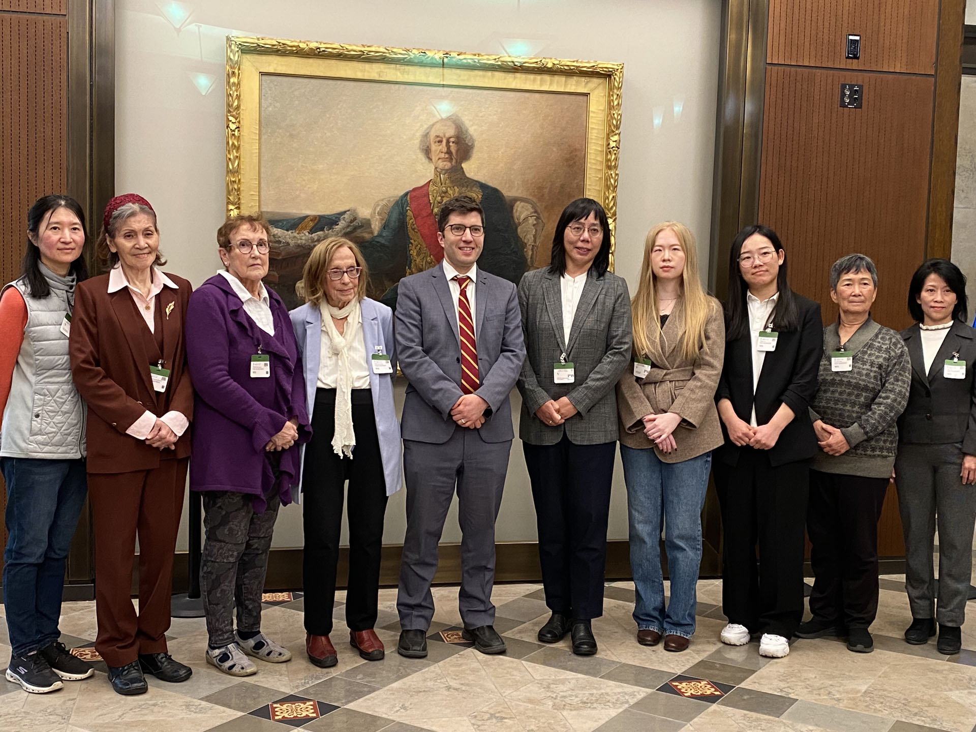 图1:十一月十九日,国会议员吉尼斯(Garnett Genuis,左五)提出请愿,并呼吁加拿大政府采取措施制止中共系统性地迫害法轮功修炼者,并释放因真善忍信仰被非法关押的加拿大公民和加拿大人亲属,图为吉尼斯和法轮功学员在国会合影。