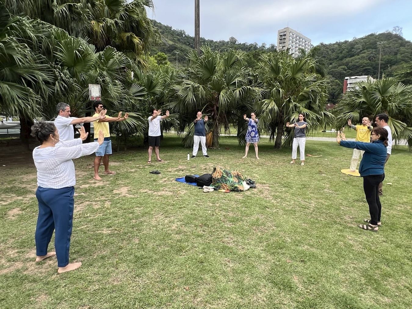 '图5:十一月十九日下午,学员们在里约热内卢的罗德里戈德弗雷塔斯泻湖集体炼功。'