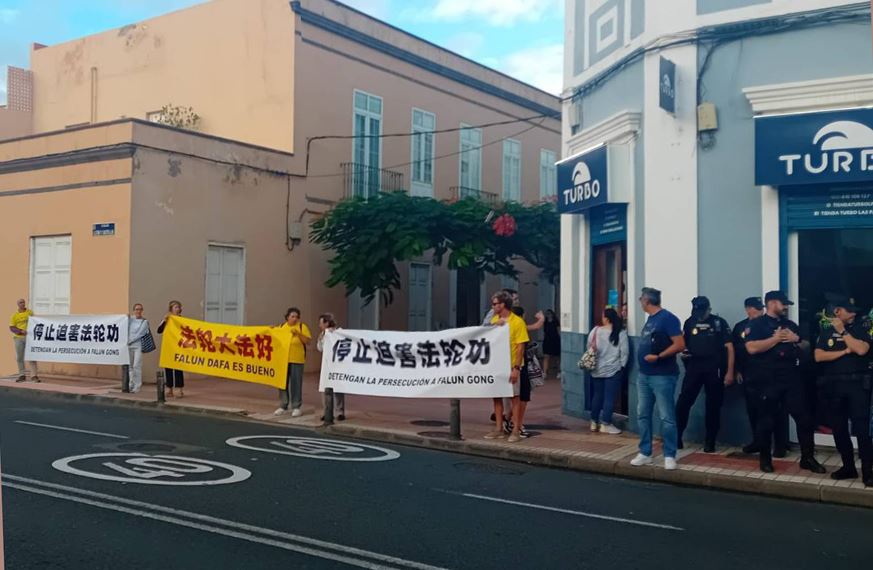 '图1~2:法轮功学员在习*近*平下榻的宾馆前和平抗议'