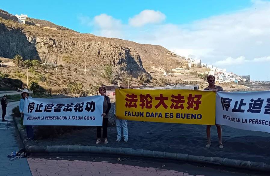 '图3:在中共党魁及其车队必经的高速公路旁展示反迫害横幅'