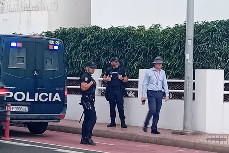 '图4:中共安保人员(白衣人)在接连遭拒后无奈仓惶离去'