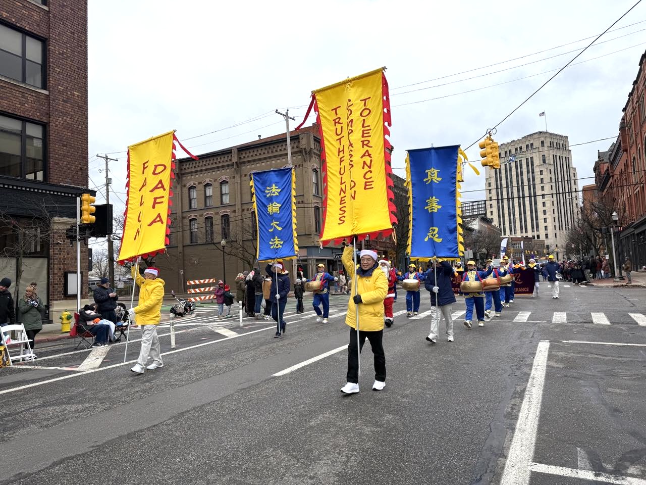 图3~5:二零二四年十一月二十三日,部份密西根法轮功学员参加第六十二届卡拉玛祖节日游行