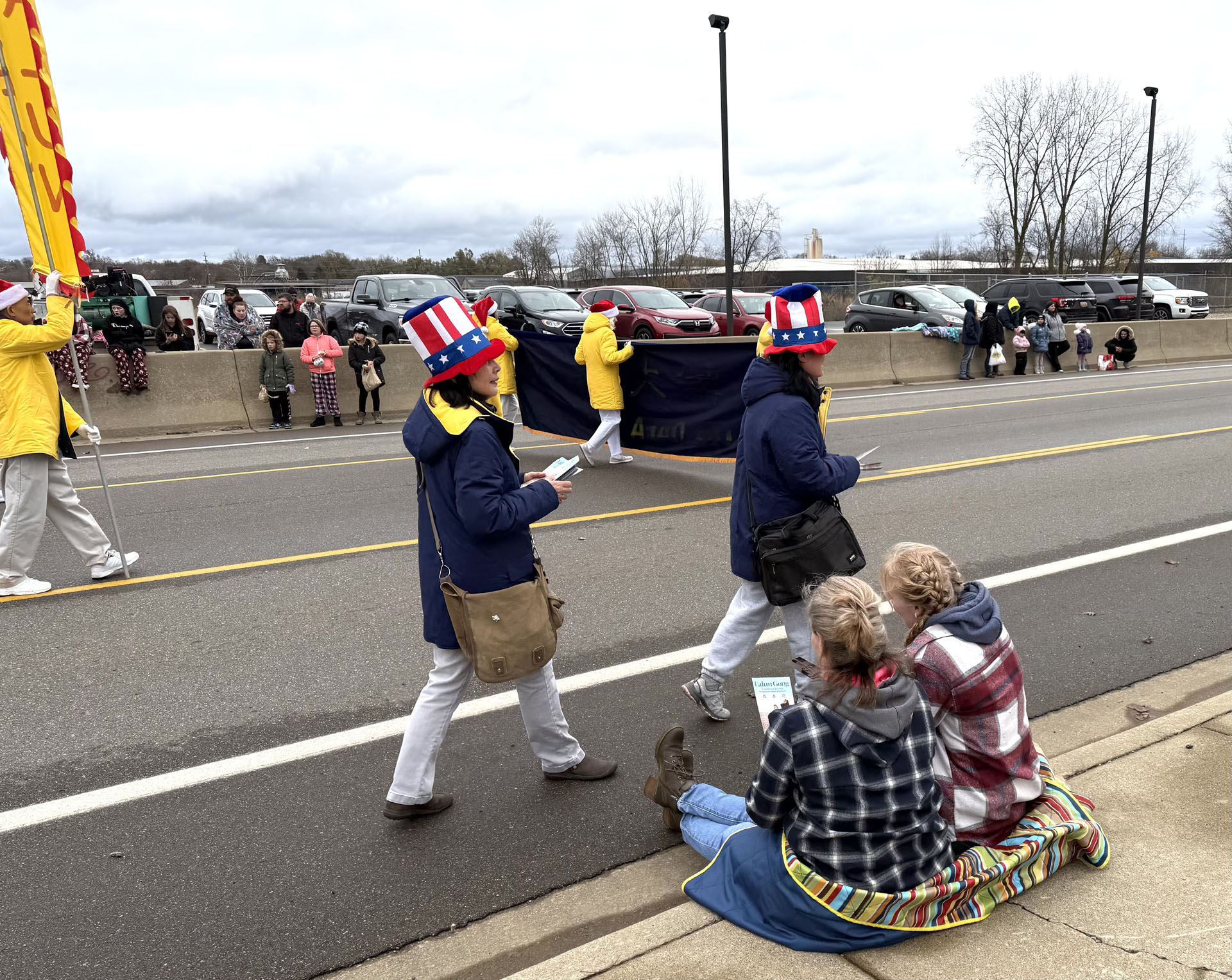 图6:路边的观众接过法轮功的真相传单