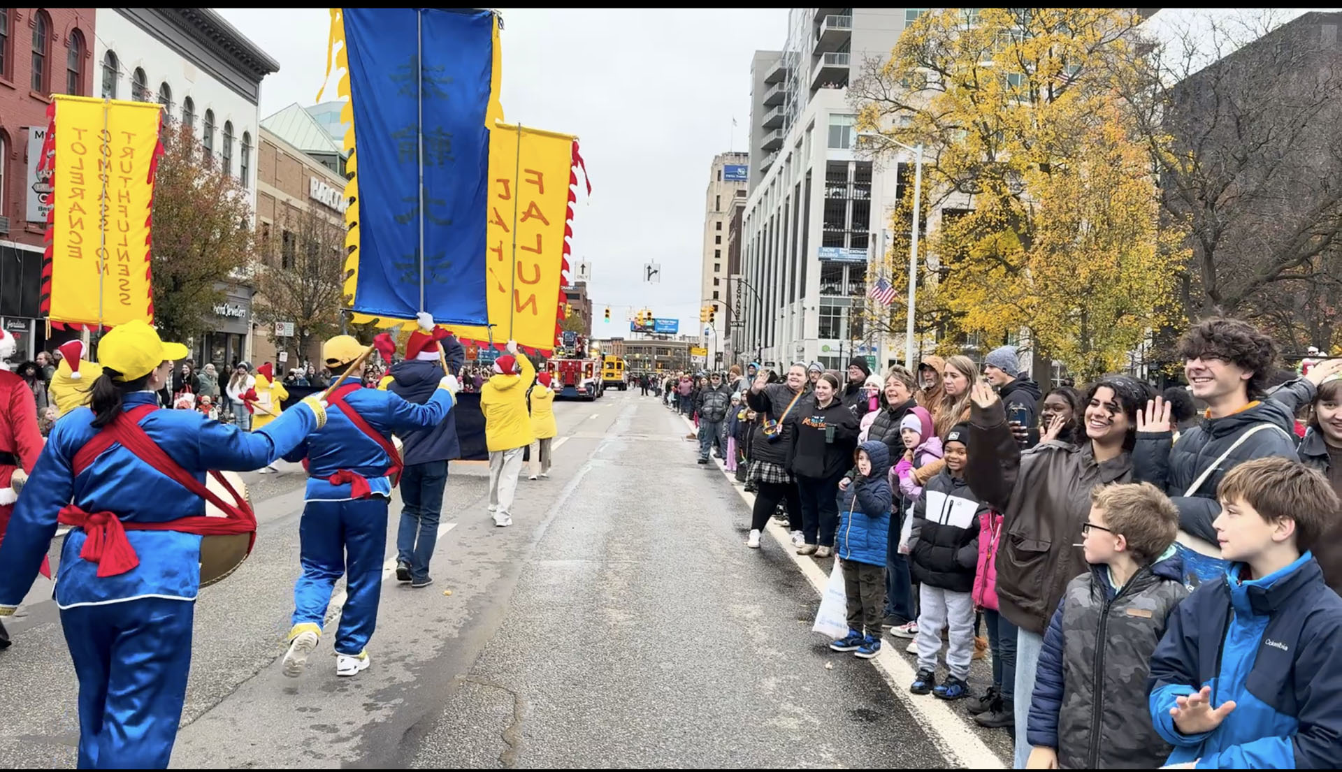 图7:人们欢呼鼓掌,和法轮功学员招手互动