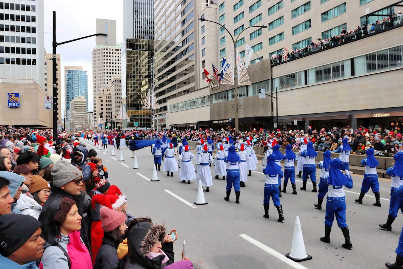 '图1~5:十一月二十三日,一年一度的圣诞大游行在蒙特利尔市中心举行,法轮大法天国乐团再度以庞大阵容出场。'