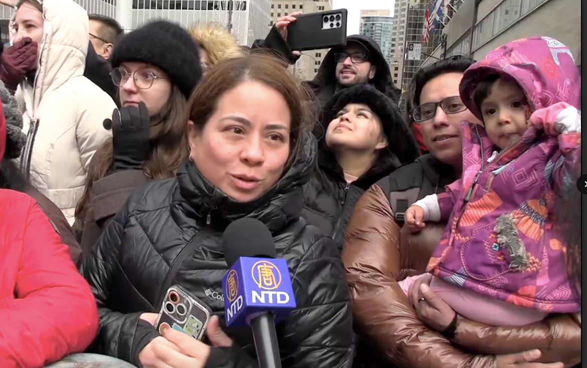 '图7:蒙特利尔市民亚瑞(Arey)称赞说,天国乐团是所有游行队伍中最美的。'