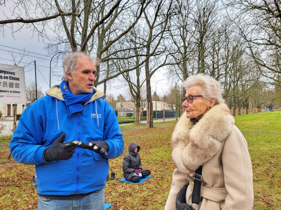 图4:艾琳·戈塞特(Irene Gosset)(右)钦佩法轮功的勇敢。