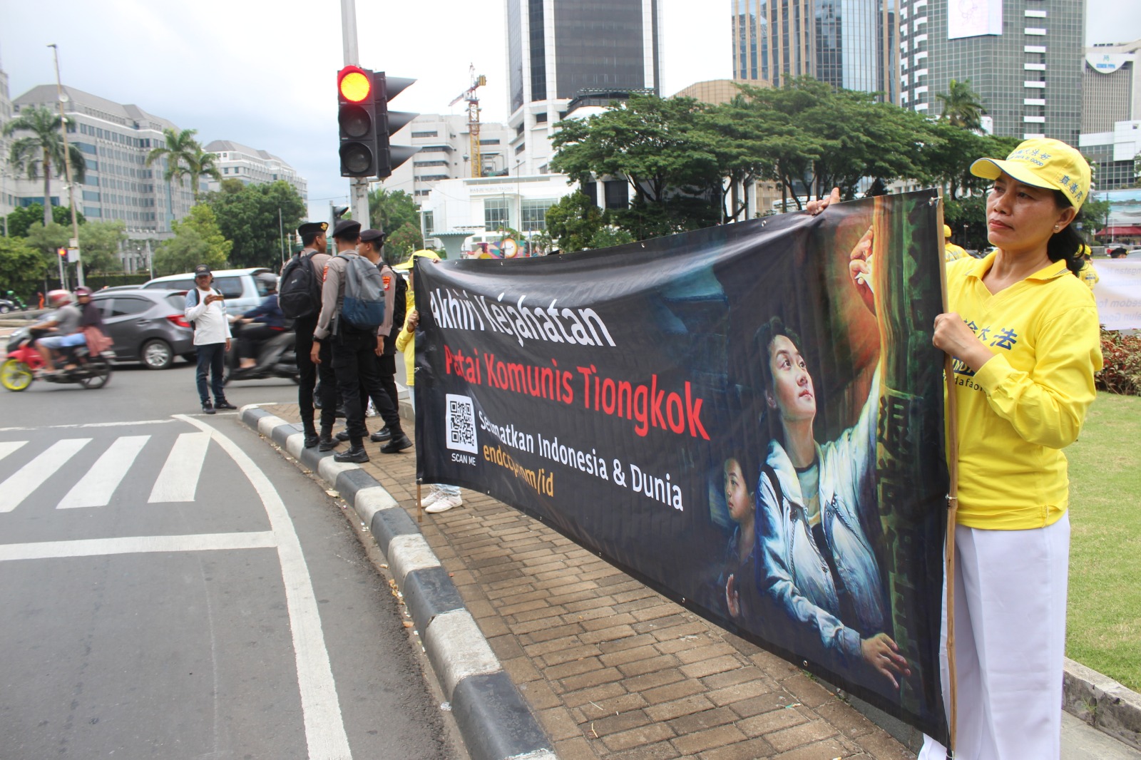 图1~4:法轮功学员在印度尼西亚雅加达繁忙的市中心举行集会,为中国法轮功学员的信仰自由发声。