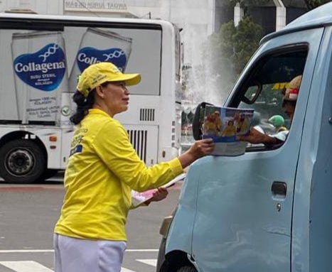 图6~9:路人收到有关法轮功及其在中国遭受迫害的真相资料。