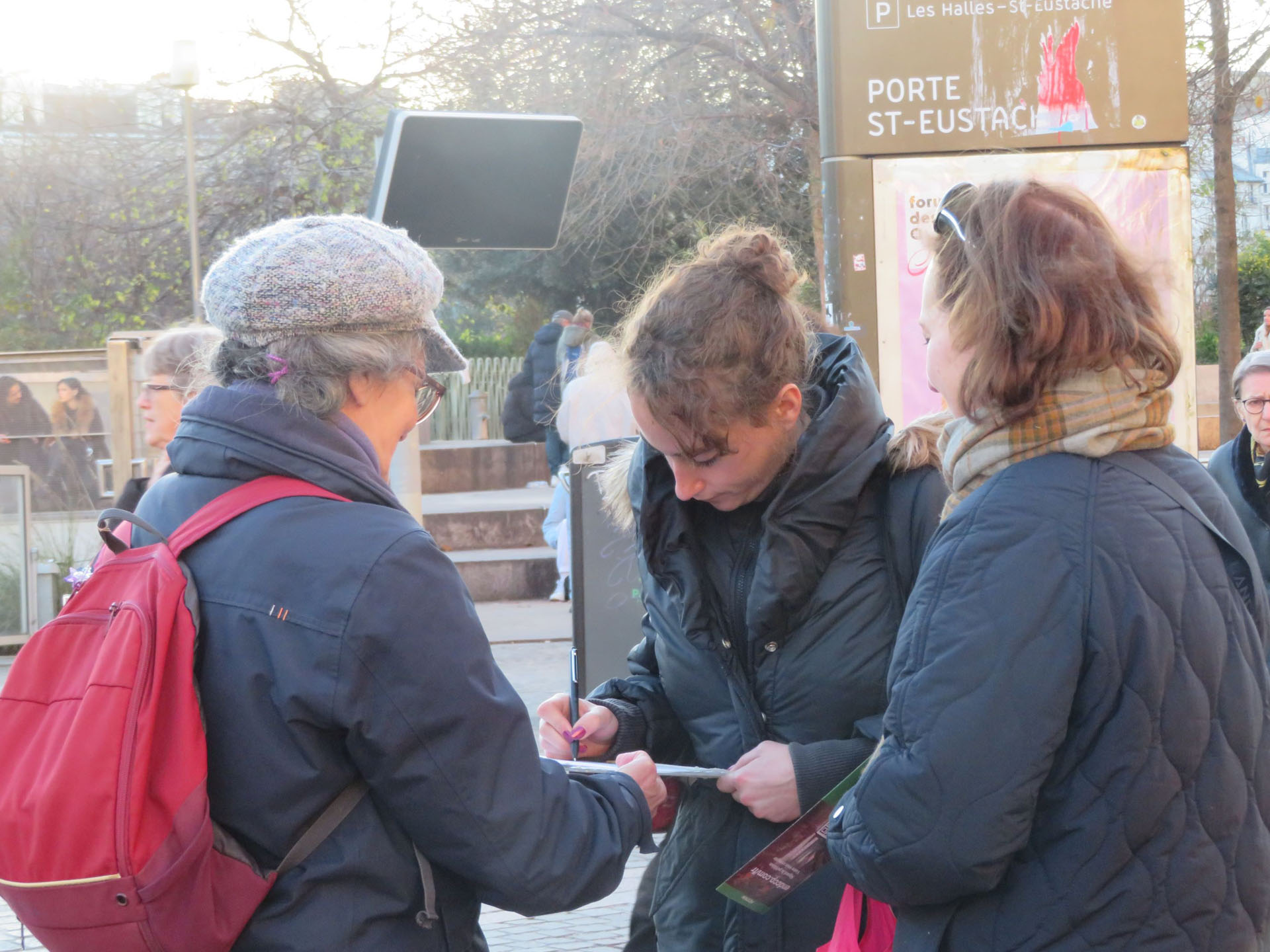 图6~8:民众在请愿书上签名,支持法轮功学员反迫害。