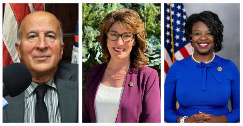 图3:近日,美国宾州政要赞神韵带给人希望,期盼二零二五演出。从左至右:宾州最大城市费城市议员马克・斯奎拉(Mark Squilla),代表费城的宾州众议员玛丽・艾萨克森(Mary Isaacson),宾州第185选区州众议员瑞吉娜・杨(Regina Young)。(明慧网合成)