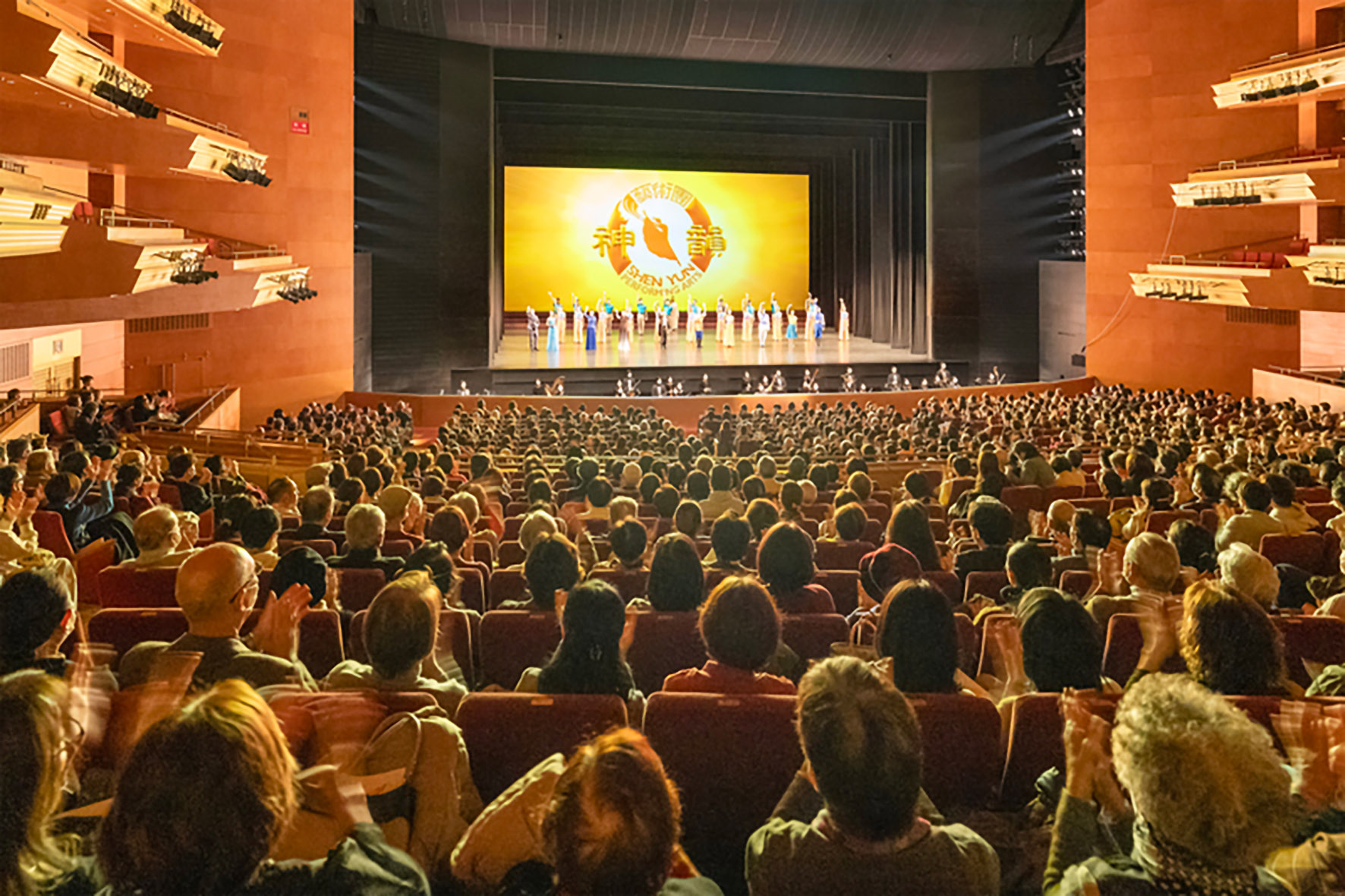 图2:二零二四年十二月二十四日周二下午,神韵环球艺术团在日本名古屋的爱知县艺术剧场(Aichi Prefectural Art Theater)举行了第二场演出,出现一票难求的大爆满盛况。(大<span style='max-width:0px!important;margin-left:-4px;color:#eee!important;'>.</span>纪<span style='max-width:0px!important;margin-left:-4px;color:#eee!important;'>.</span>元<span style='max-width:0px!important;margin-left:-4px;color:#eee!important;'>;</span>)