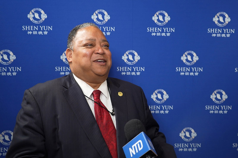 图3:亚特兰大市议员迈克尔‧朱利安‧邦德(Michael Julian Bond)观看了神韵世界艺术团在亚特兰大的首场演出。(新<span style='max-width:0px!important;margin-left:-4px;color:#eee!important;'>!</span>唐<span style='max-width:0px!important;margin-left:-4px;color:#eee!important;'>!</span>人<span style='max-width:0px!important;margin-left:-4px;color:#eee!important;'>:</span>电视台)