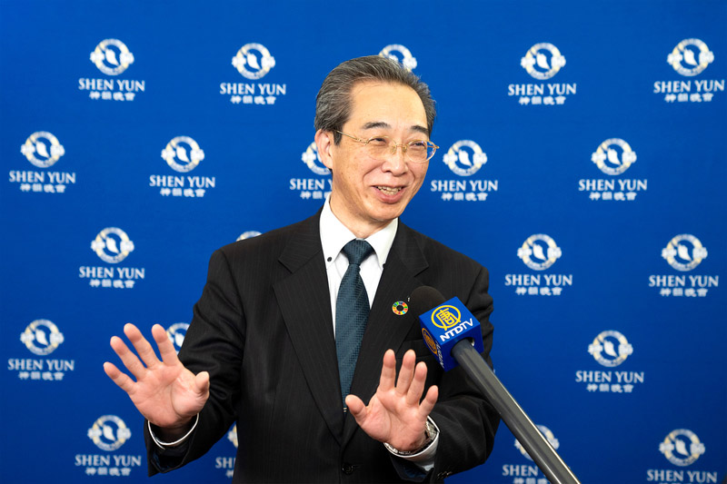 图4:司法书士事务所所长杉本敏郎(Sugimoto Toshiro)观看了神韵环球艺术团在名古屋的首场演出。(大<span style='max-width:0px!important;margin-left:-4px;color:#eee!important;'>.</span>纪<span style='max-width:0px!important;margin-left:-4px;color:#eee!important;'>.</span>元<span style='max-width:0px!important;margin-left:-4px;color:#eee!important;'>;</span>)